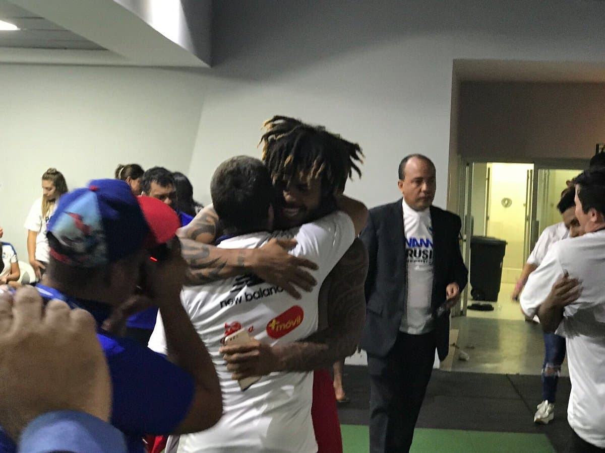 En Panamá la alegría fue inmensa. Román Torres se fundió en un abrazo con su entrenador tras asegurar un lugar en Rusia 2018.