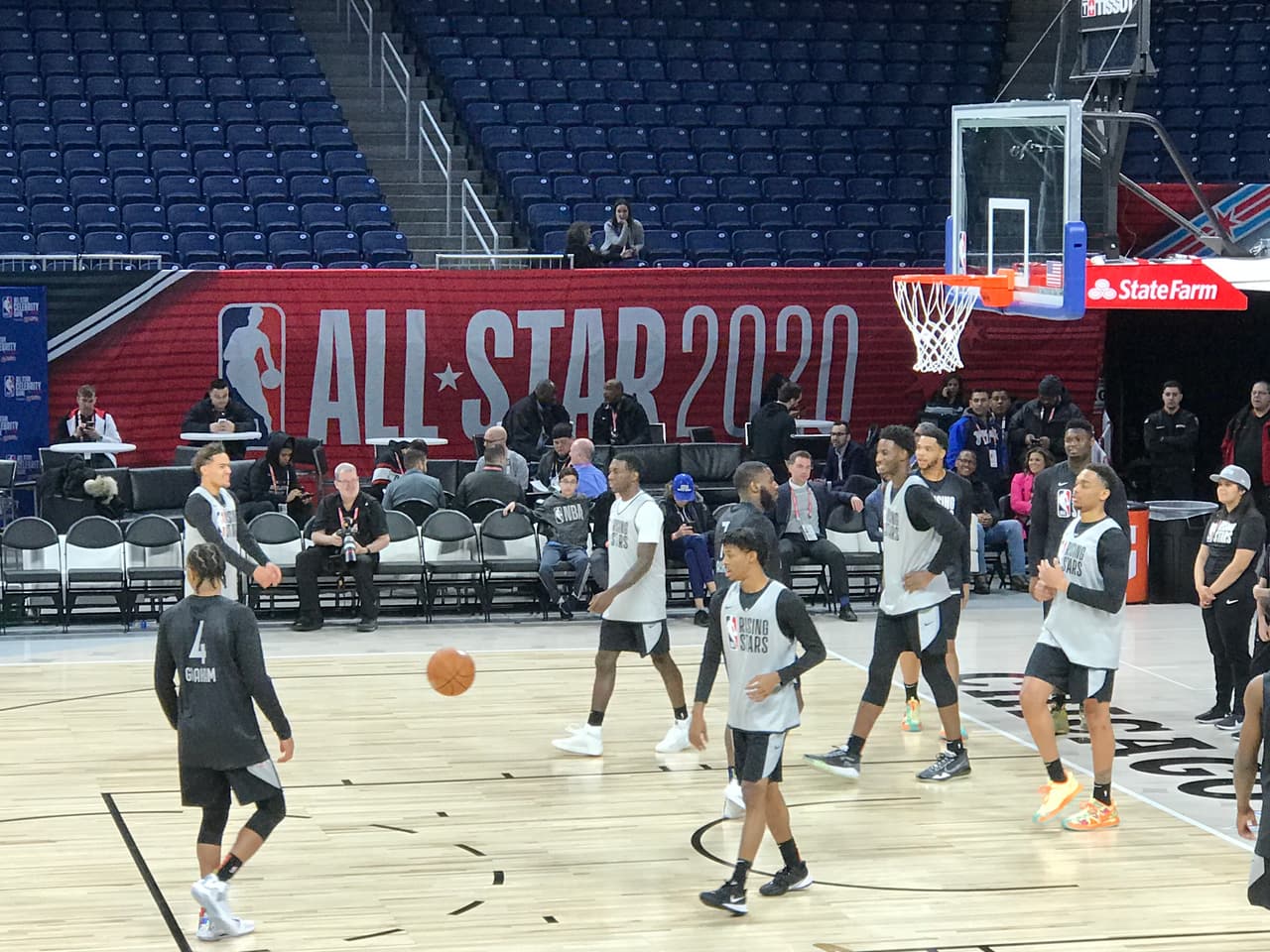 Las jóvenes promesas de la NBA se relajan en el entrenamiento