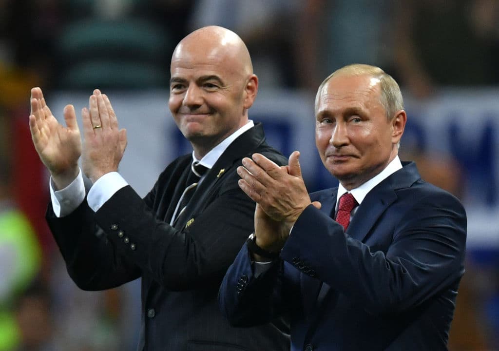El presidente de la FIFA, Gianni Infantino (izquierda) también asistió a la final junto con el Presidente de Rusia, Vladimir Putin (derecha).