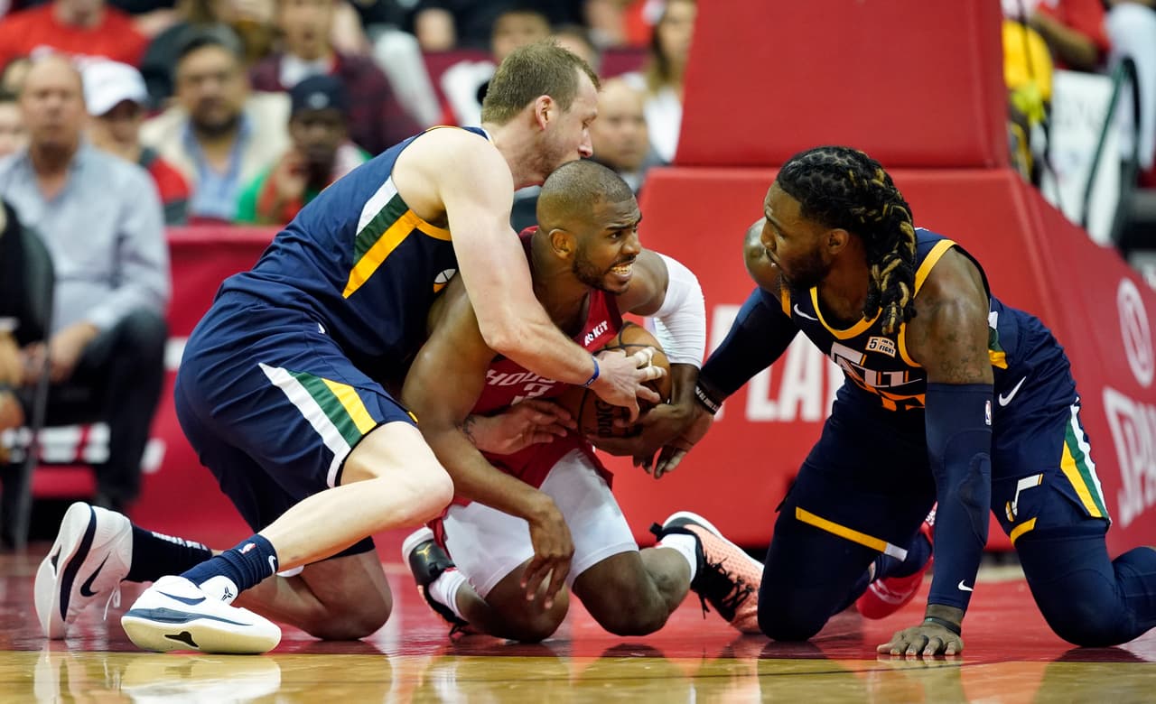 Aunque Utah trató de ponerle un freno a los Rockets, no fue posible. PEse a tener una actuación ofensiva discreta, Chris Paul (centro), entregó 17 puntos, don dos robos y dos tapones.