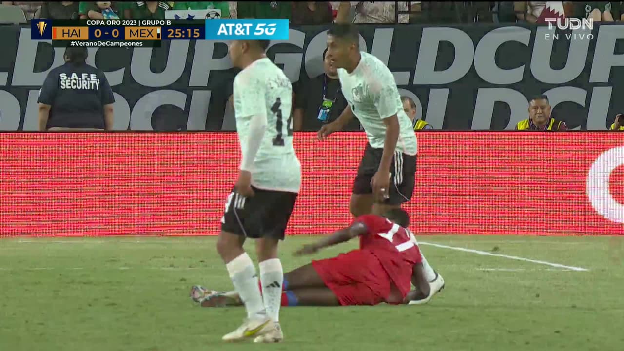 ¡TIRO ATAJADO! disparo por Luis Chávez.