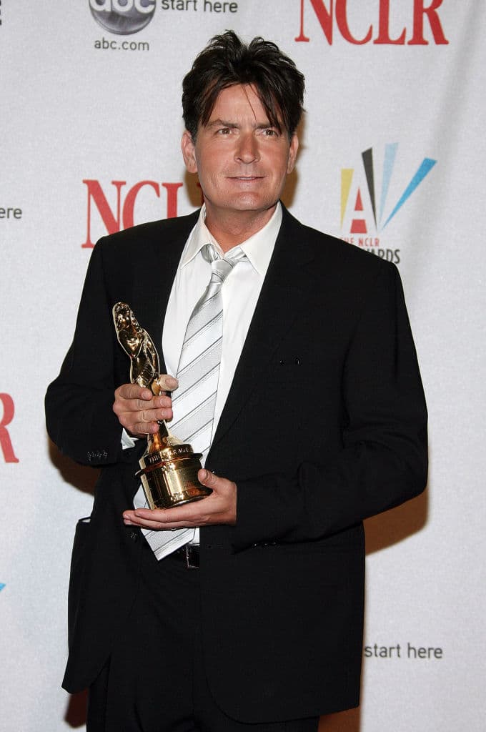 Pronto descubre una extraña arremetida de criaturas amenazadoras para el planeta, como invasores alienígenas, cintas de video asesinas, anormales círculos en los cultivos, profecías de The One, niños de ojos siniestros, ambiciosos rapperos blancos e incluso una corrida con Michael Jackson. Frente a conspiraciones de proporciones masivas y a un conjunto de personas extrañas a su alrededor, Cindy debe luchar para evitar que el mal se apodere del mundo otra vez.
<br>