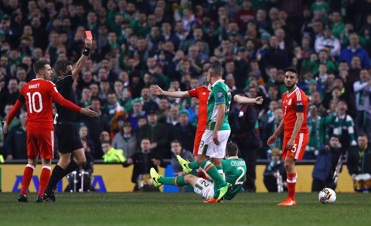 Neyl Taylor de Gales fue expulsado tras una dura entrada al irlandés Seamus Coleman en marzo de 2017, que produjo fractura de tibia y peroné de la pierna derecha.