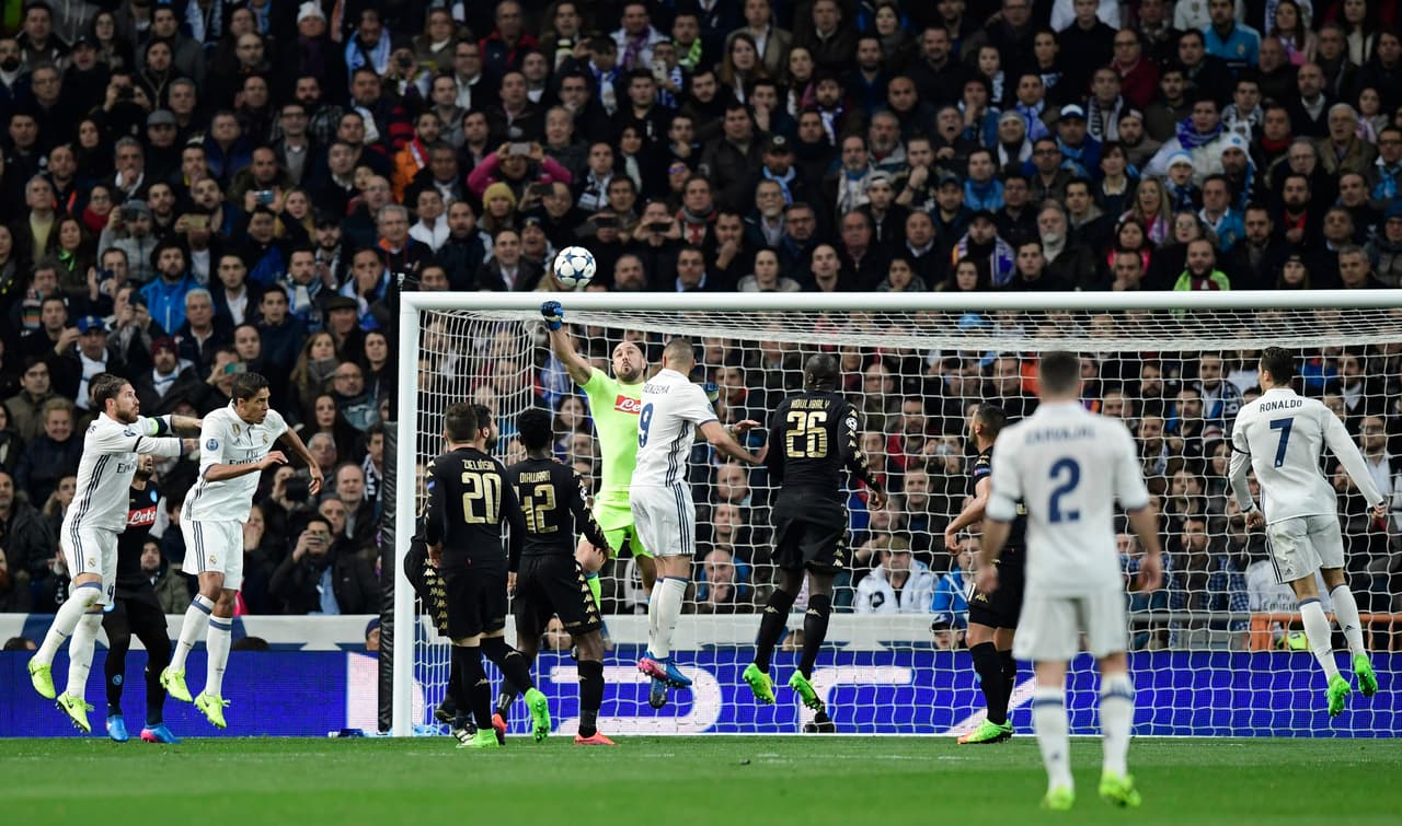 Real Madrid tuvo la iniciativa por medio de centros, que Napoli controló para llevarse el empate al final del primer tiempo.