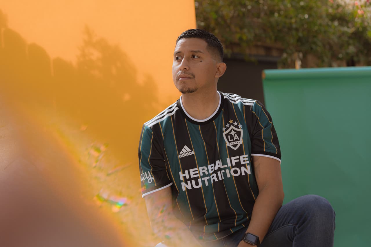 Así luce el espectacular jersey retro del Galaxy.