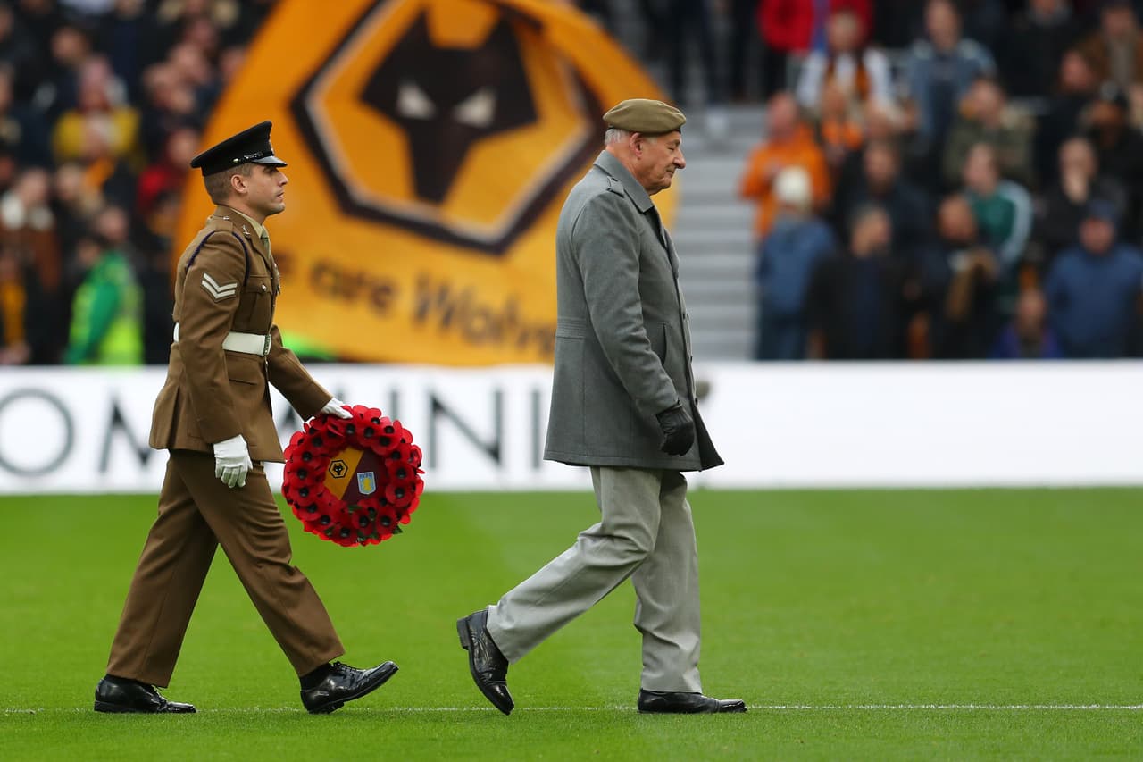 El mexicano Raúl Jiménez llega a su gol número 30 con los Wolves y ganan ante el Aston Villa por 2-1.