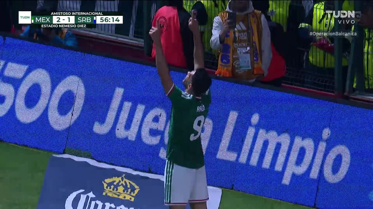 ¡CERCA! Julián Quiñones disparó que se estrella en el poste.