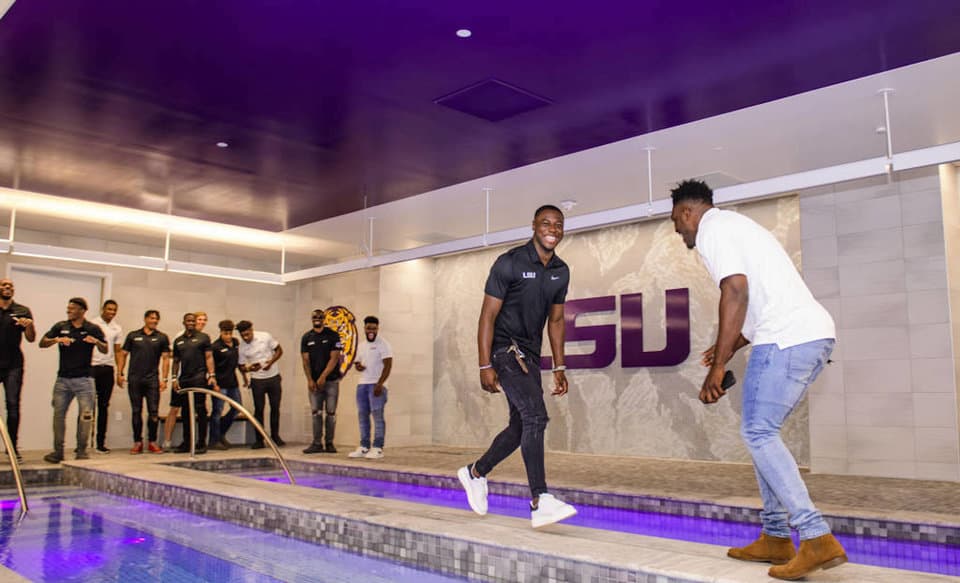 Los jugadores también tienen un lugar para inspirarse en los antiguos Tigres de LSU con un muro dedicado a ellos.