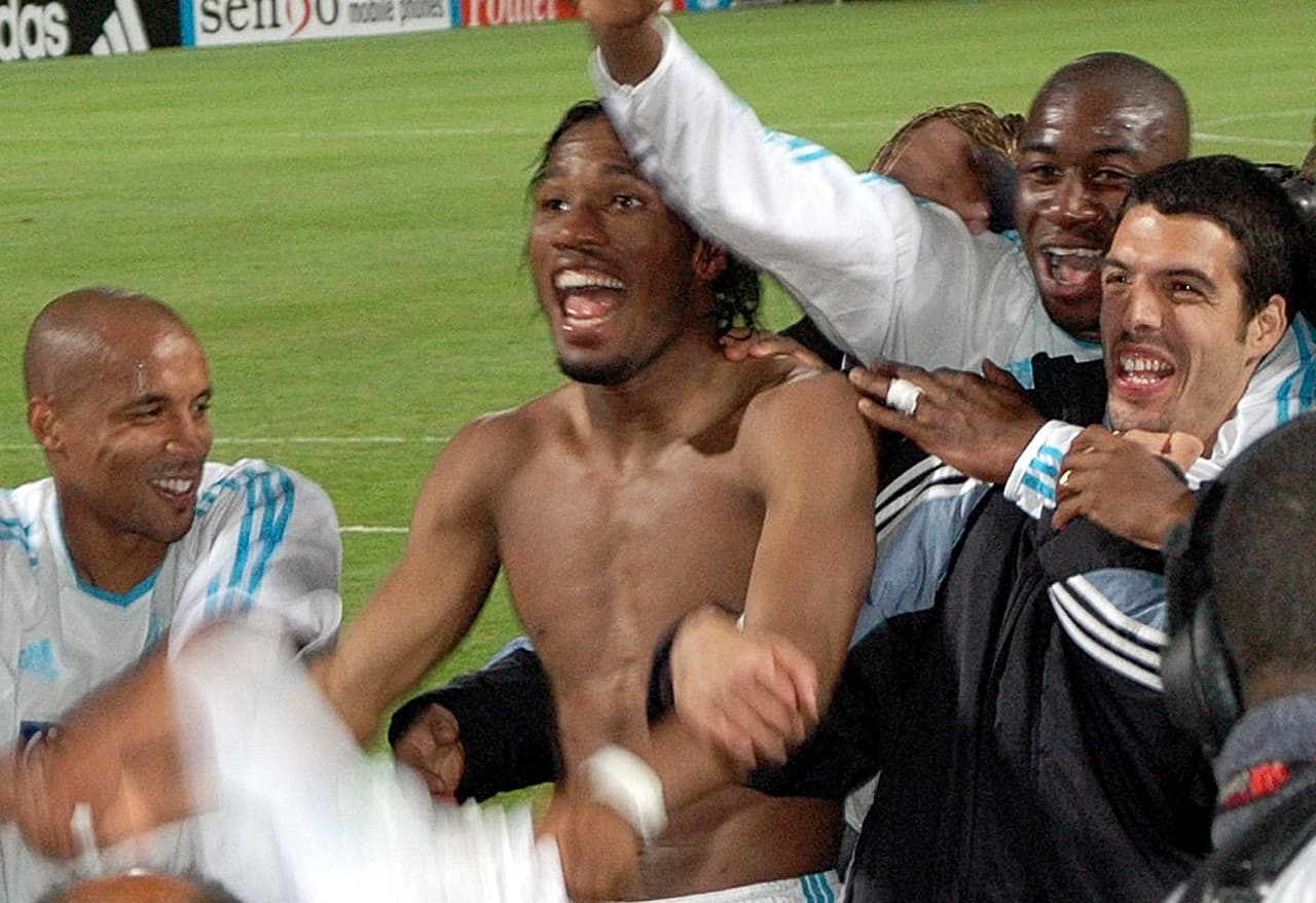 Dejando grandes presentaciones llegó al Olympique Marsella en el que solo estuvo una temporada, suficiente para anotar 32 goles en 55 partidos y llamar la atención de un modesto Chelsea, que comenzaba su curso a convertirse en un club ganador en Inglaterra.