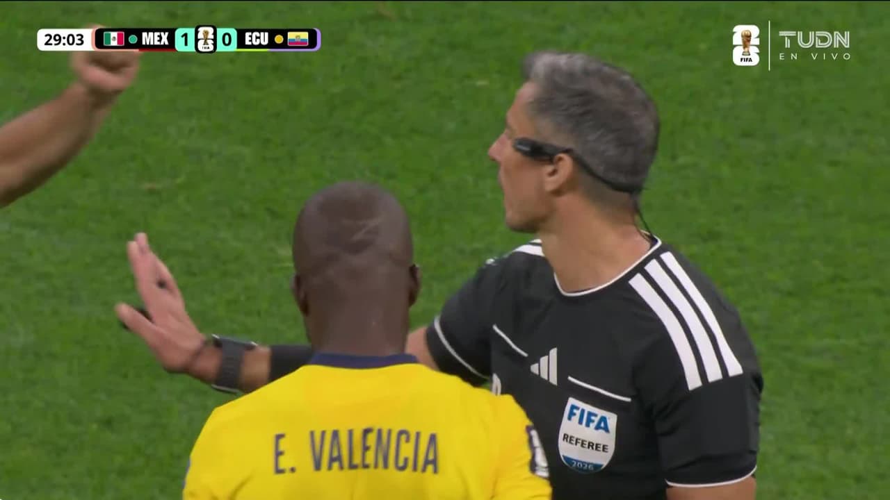 ¿Y las tarjetas? El árbitro está dando de que hablar en el México vs. Ecuador
