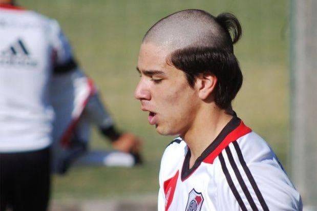 <b>Giovanni Simeone</b>
<br>- El hijo del 'Cholo'
<i> </i>Simeone fue víctima de la famosa novatada cuando iba a debutar con el River Plate y este fue el resultado de la broma por parte de sus compañeros. ¡Épico momento!