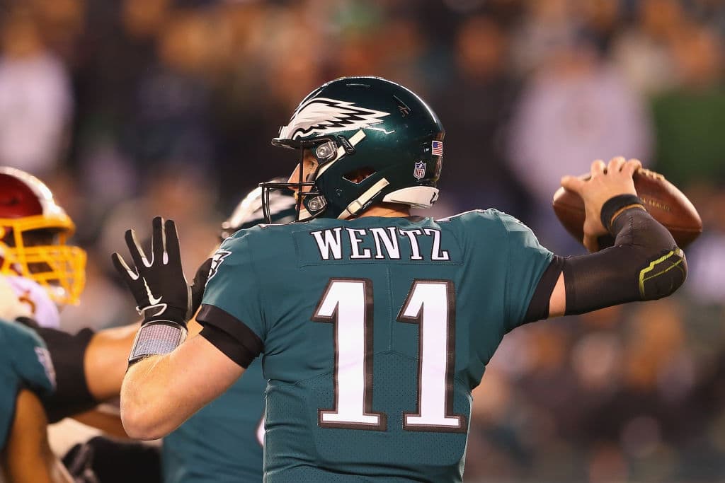Carson Wentz completó 27 de 39 intentos para ganancia de 306 yardas con dos envíos de anotación, una intercepción y no fue capturado.
