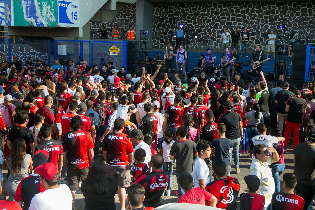 Previo al partido y en el marco del "Zorros Fest" la afición atlista disfruto del concierto del grupo "No Tiene la Vaca"