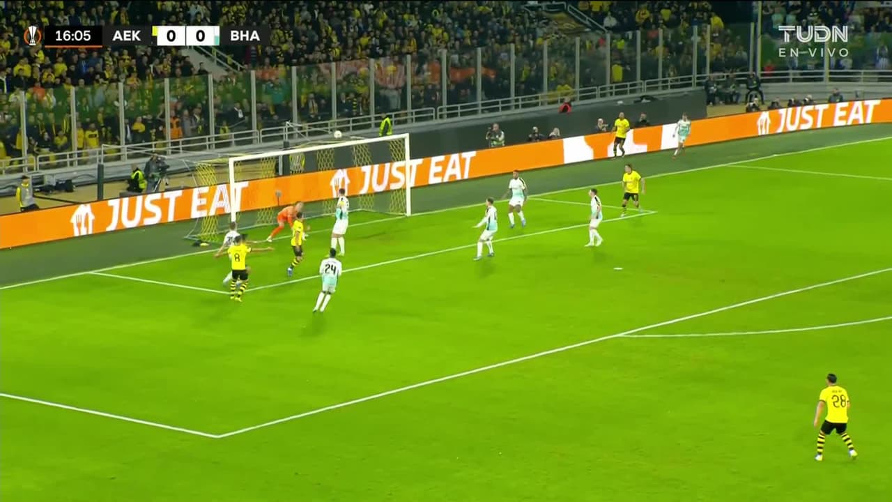 ¡TIRO ATAJADO! disparo por Orbelín Pineda.