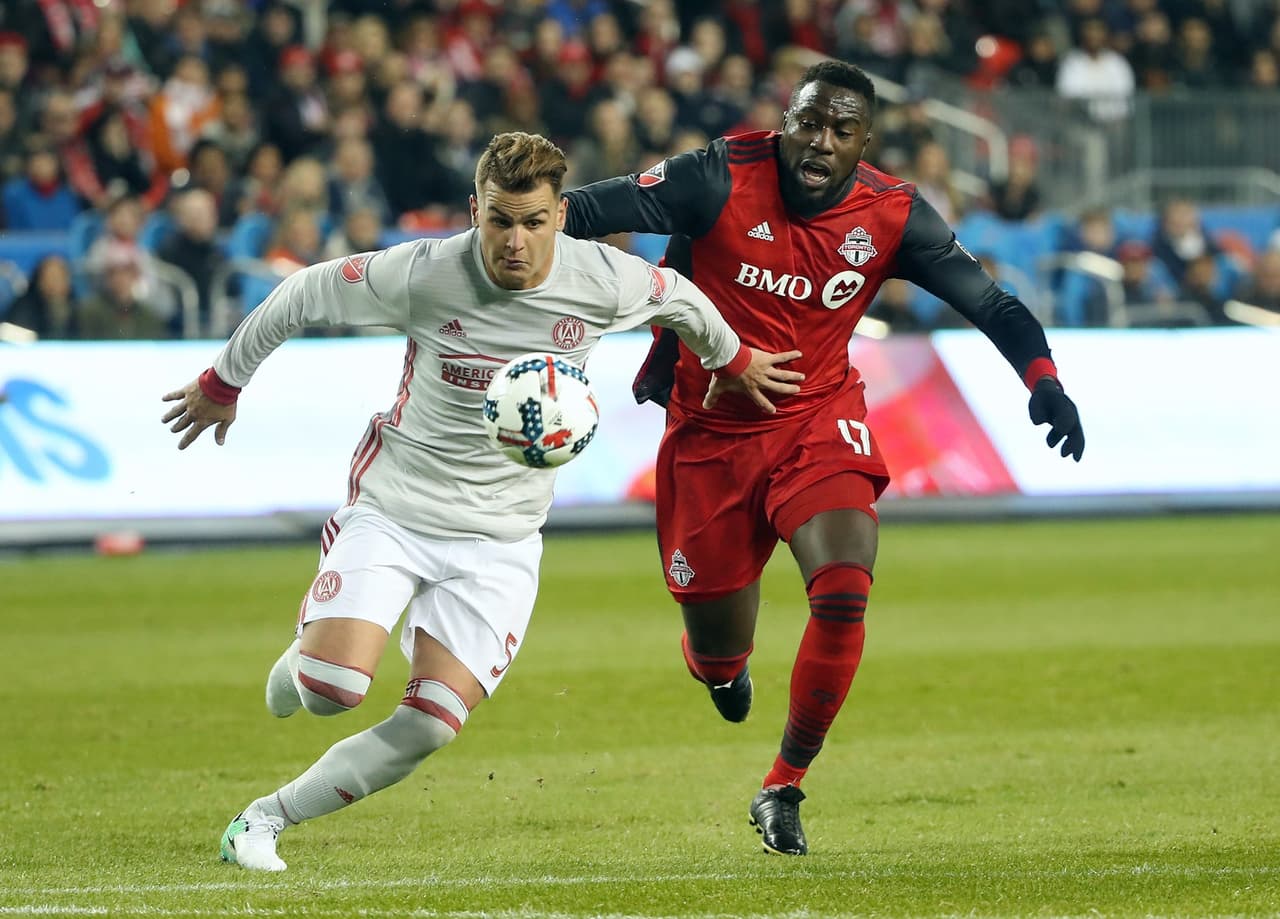 El argentino González Pirez lucha un balón con Jozy Altidore