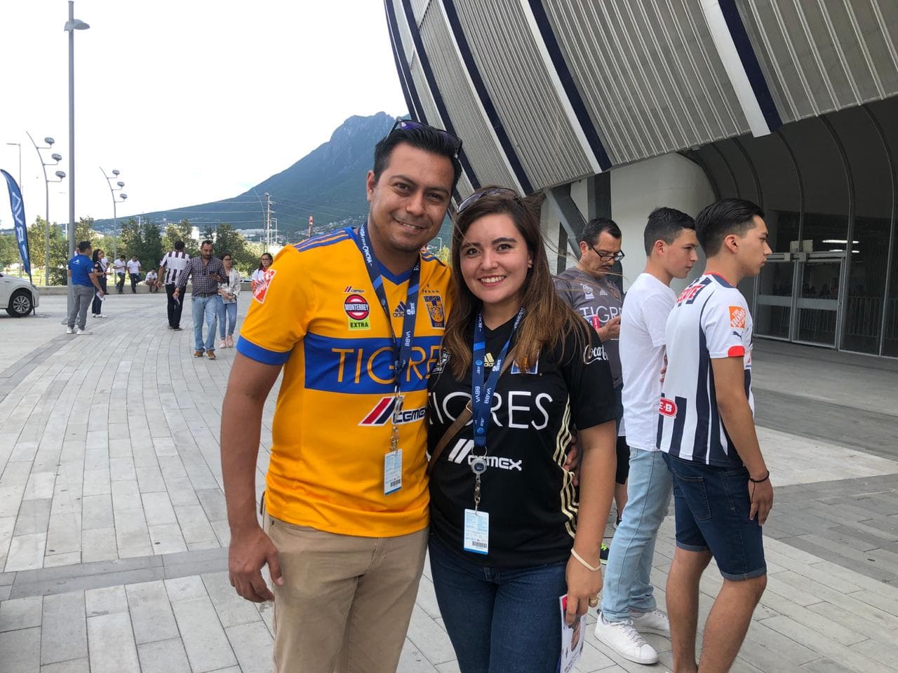 Comienza a anochecer en la sultana del norte y la gente empieza a llegar al gigante de acero.