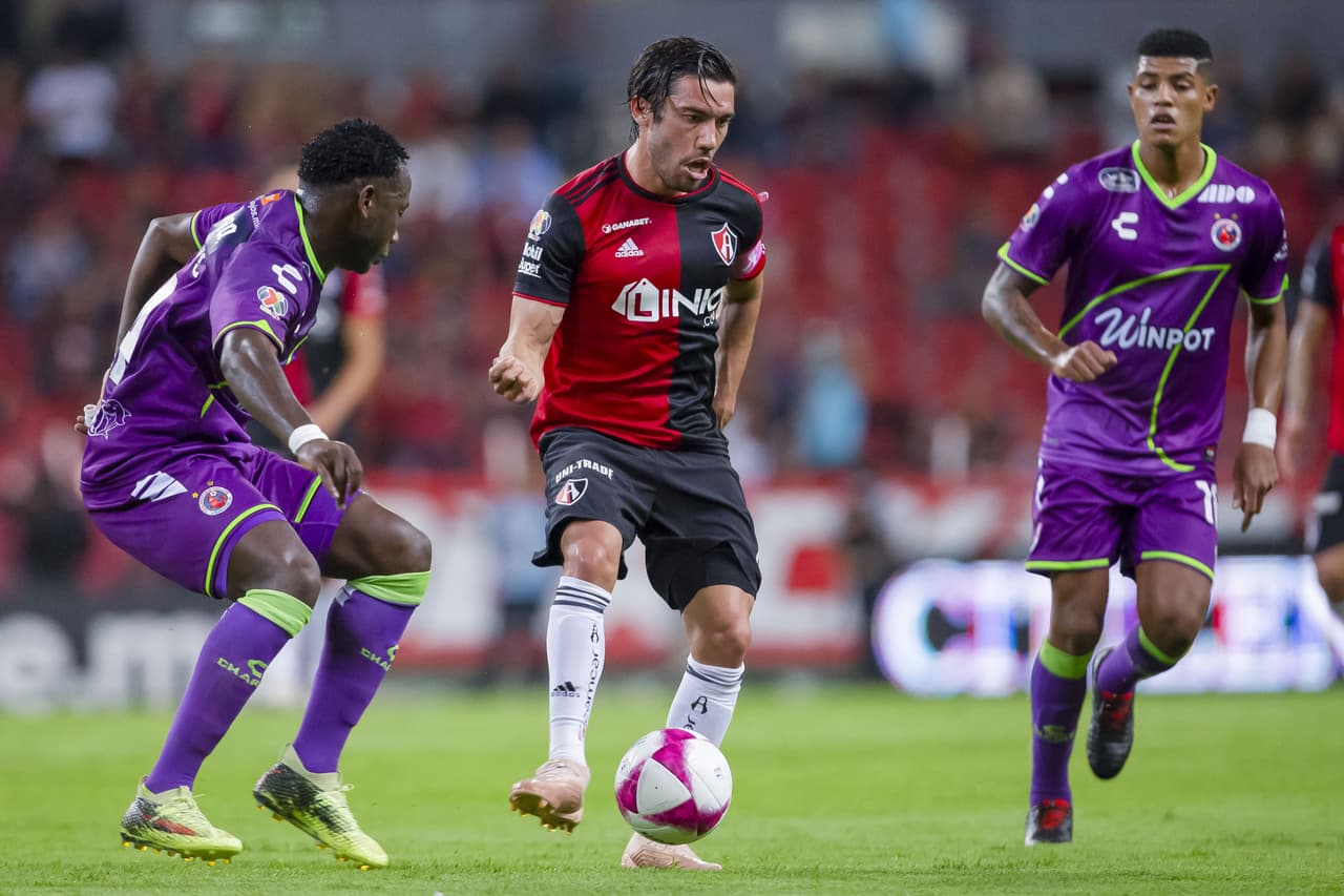 Luis Caicedo es de hecho un futbolista histórico para Liga MX, pues una falta suya fue el primer penal marcado con VAR.