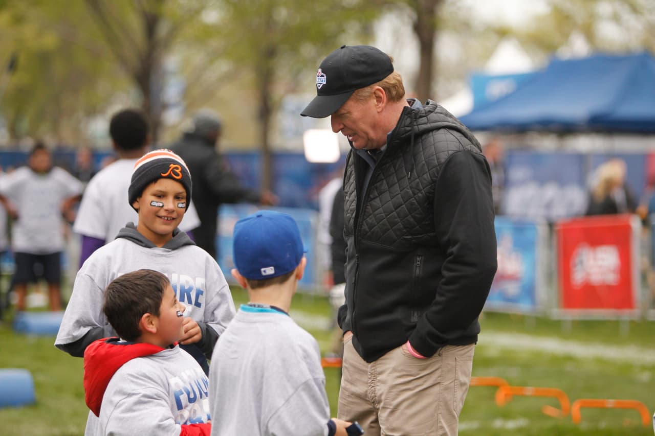 El Comisionado Roger Goodell platica con niños participantes en el NFL Play 60 en Chicago.