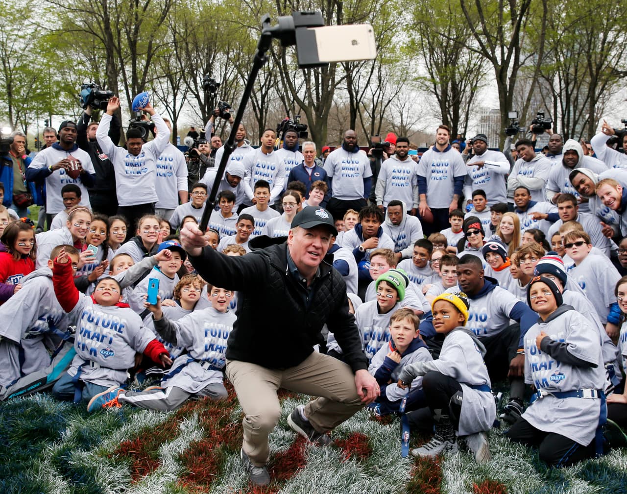 No podía faltar la tradicional selfie del Comisionado Roger Goodell con niños participantes en el NFL Play 60.