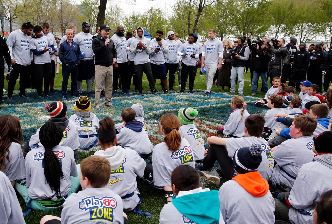 El Comisionado Roger Goodell acompañado con los principales prospectos a ser seleccionados en el Draft, en la presentación del evento NFL Play 60.