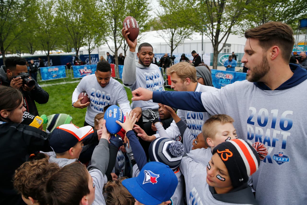 Previo a las actividades físicas del NFL Play 60 el tradicional huddle entre niños y jugadores.