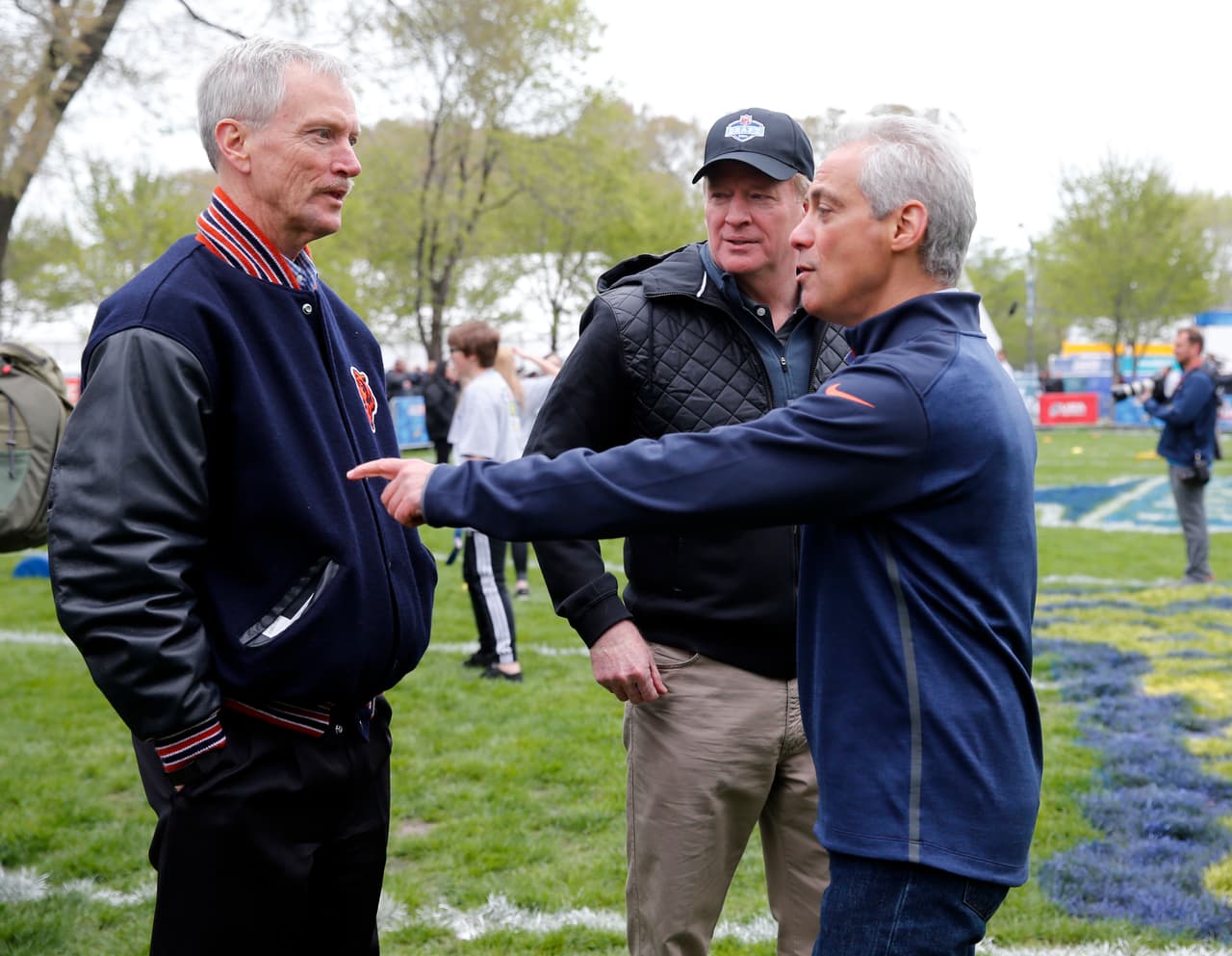 George McCaskey, dueño de Chicago Bears junto con el Comisionado Roger Goodell y el Alcalde de Chicago, Rahm Emanuel durante el evento NFL Play 60.