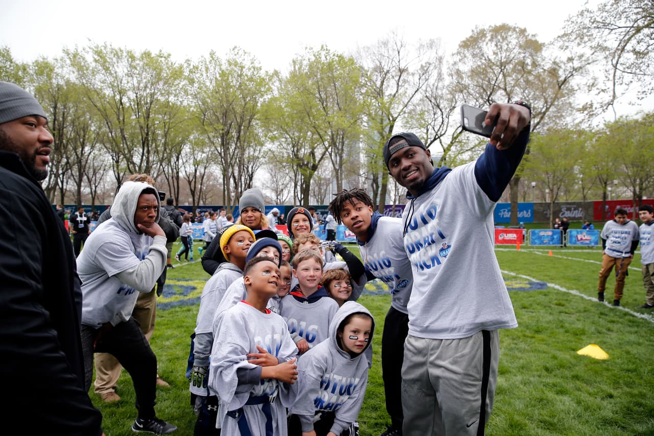 Laquon Treadwell, egresado de Mississippi, se toma la tradicional selfie con los niños que intervinieron en el NFL Play 60.