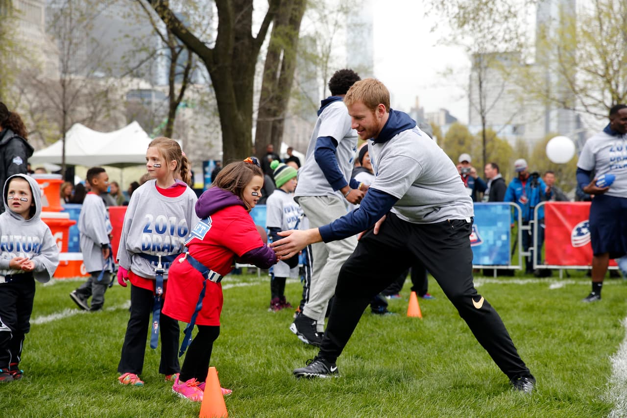 Carson Wentz entrena con los niños, el posible número uno global del Draft 2016 también se pone en forma.