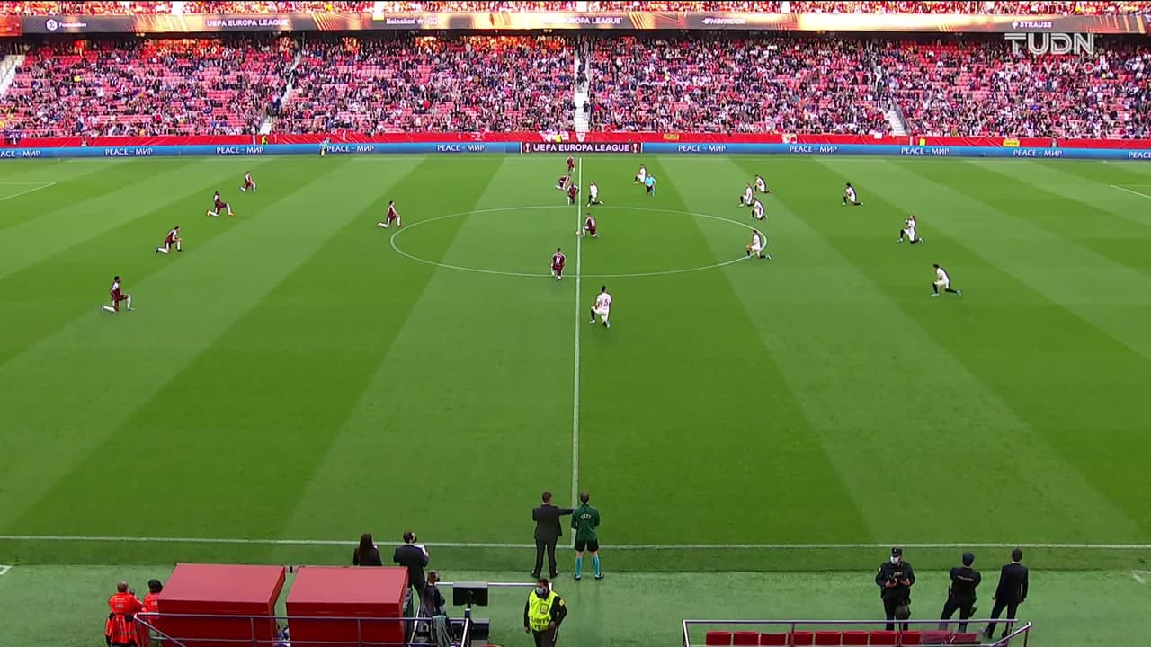 Arranca el partido y la pelota está en juego.