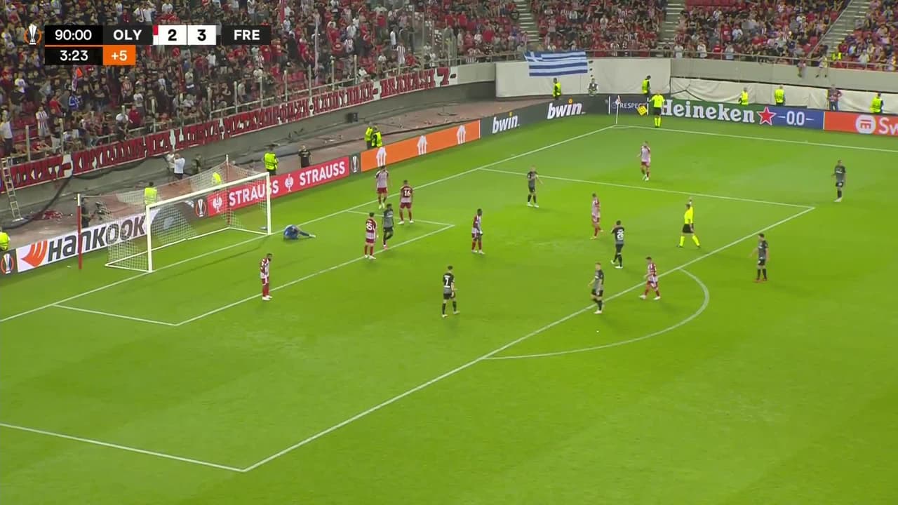 ¡TIRO ATAJADO! disparo por Maximilian Eggestein.