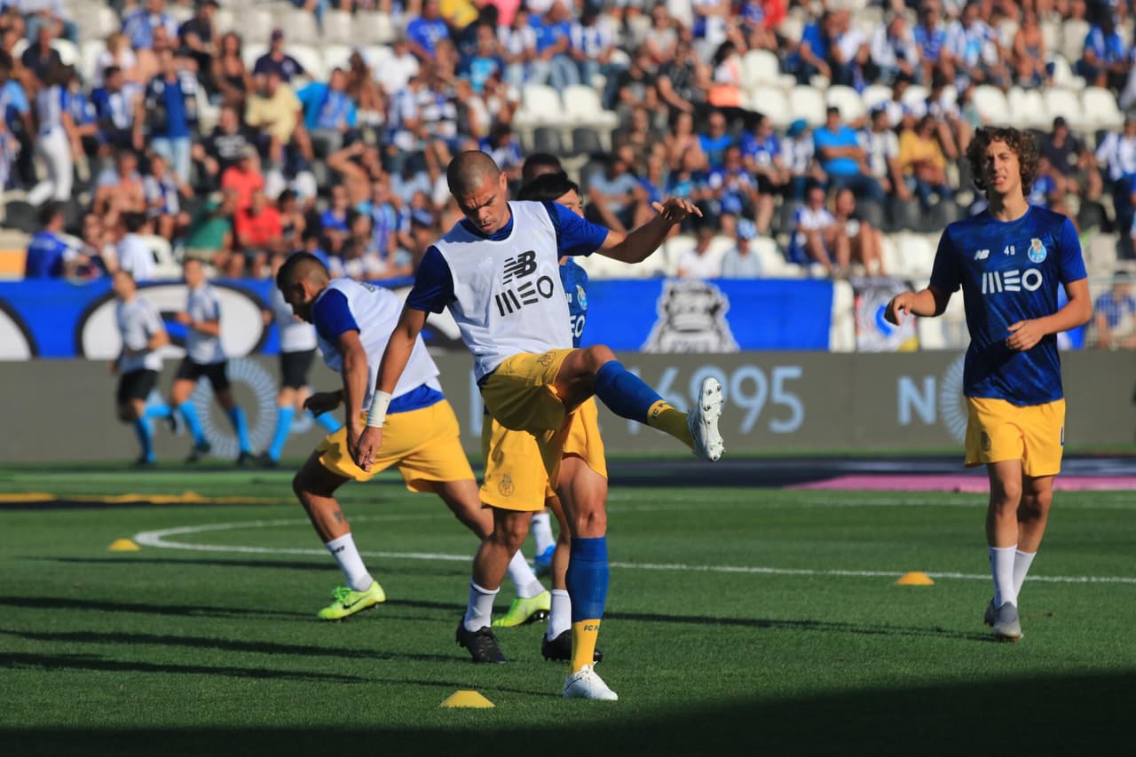 Se preparan para el partido.