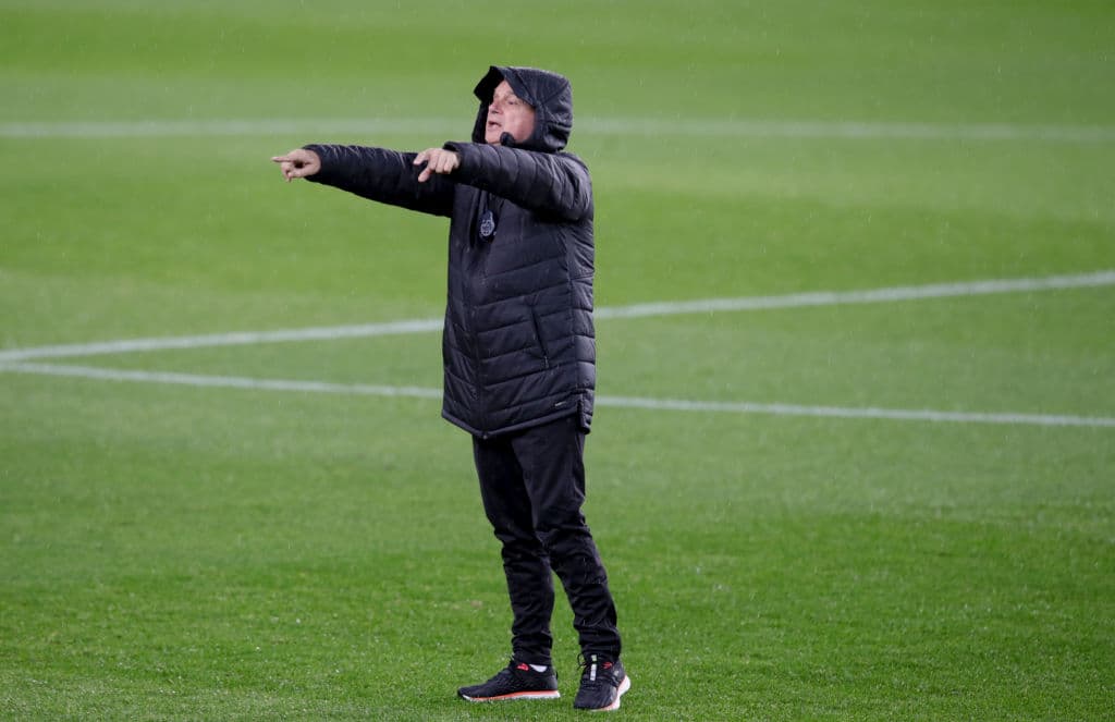 Los primeros minutos fue un partido dinámico; ambas escuadras buscaban generar peligro.