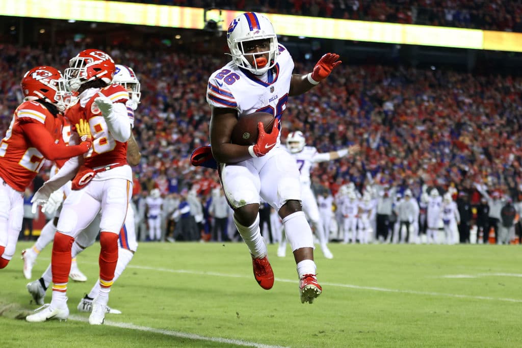 Los Chiefs se metieron nuevamente al partido por el Campeonato de la AFC aal vencer en tiempo extra a los Bills. La actuación de cuatro touchdowns de Patrick Mahomes llevó a Kansas City a ganar 42-36 contra Buffalo, un choque que pasará a la historia.
<br>