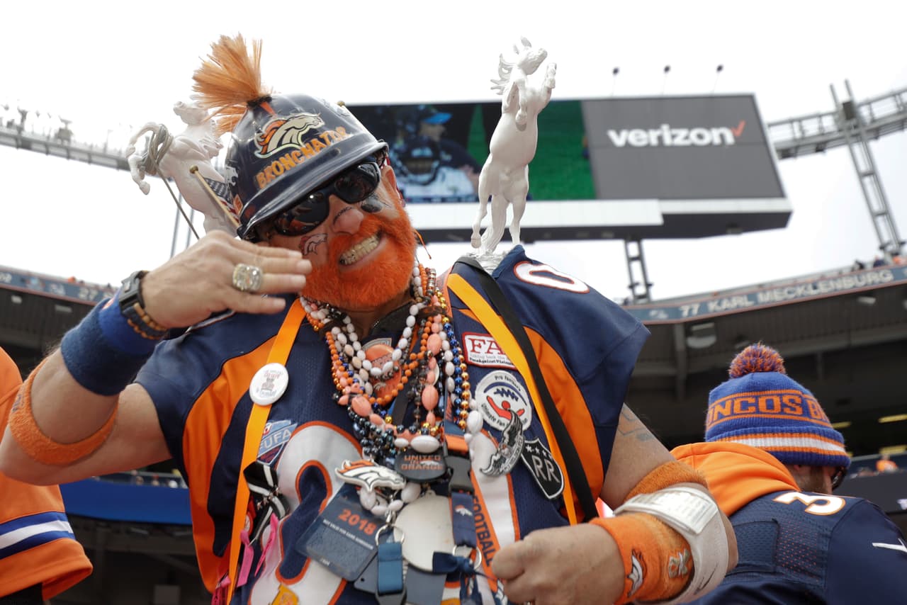 Pese a la decepcionante campaña, este fanático lo deja todo por los Denver Broncos.