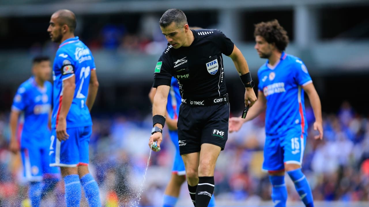 'Castigan' al árbitro del Cruz Azul-Toluca para la J9 por polémica