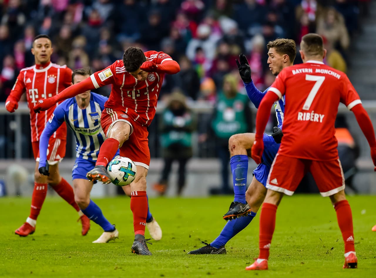 La agresividad de Bayern Munich tuvo como punta de lanza a su goleador Robert Lewandowski, como siempre peligroso en el ataque.