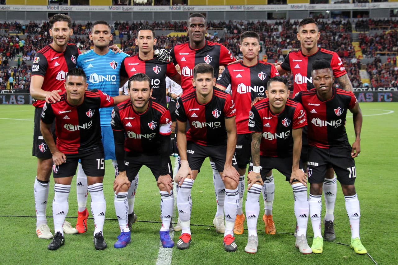 El conjunto local dirigido por Angel Hoyos apareció ante su afición con esa alineación.