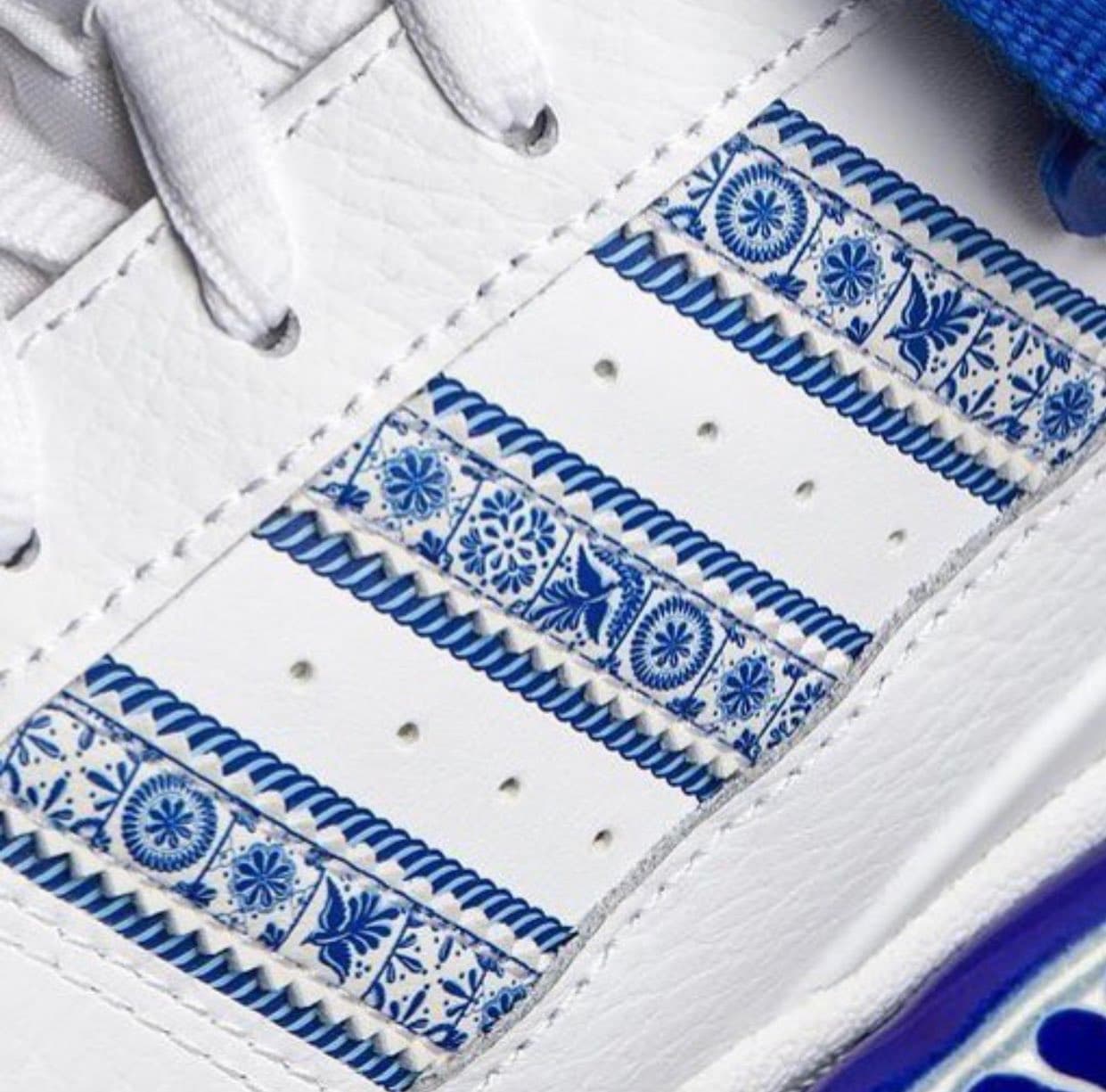 El diseño puede observarse en las tres líneas laterales del tenis.