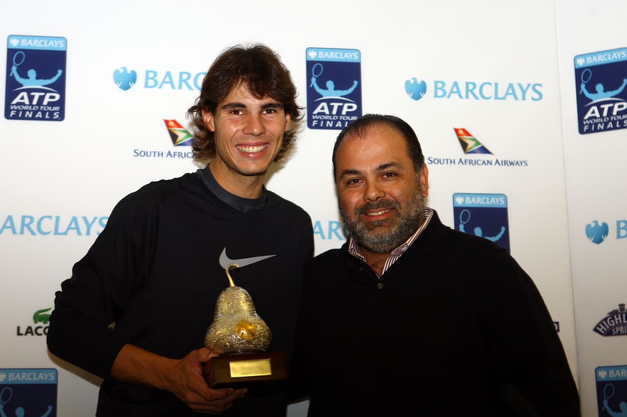 Rafael Nadal de España sostiene el trofeo que hanó en el torneo del Abierto Mexicano de Tenis de Acapulco en 2005.