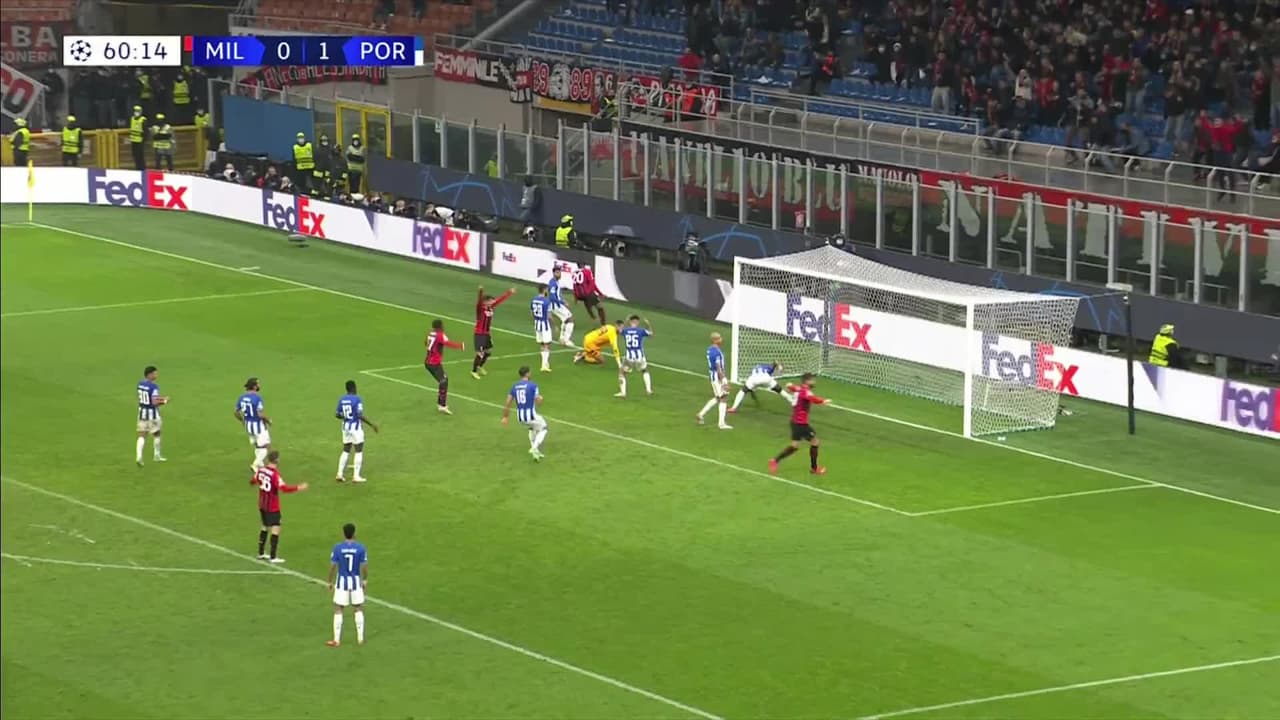 ¡TIRO ATAJADO! disparo por Olivier Giroud.