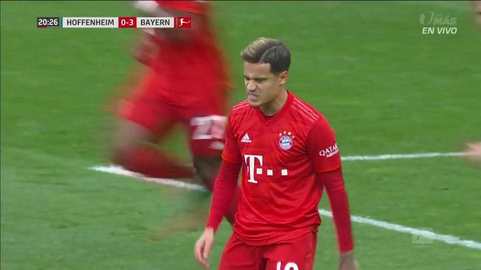 Tiro desviado de Philippe Coutinho