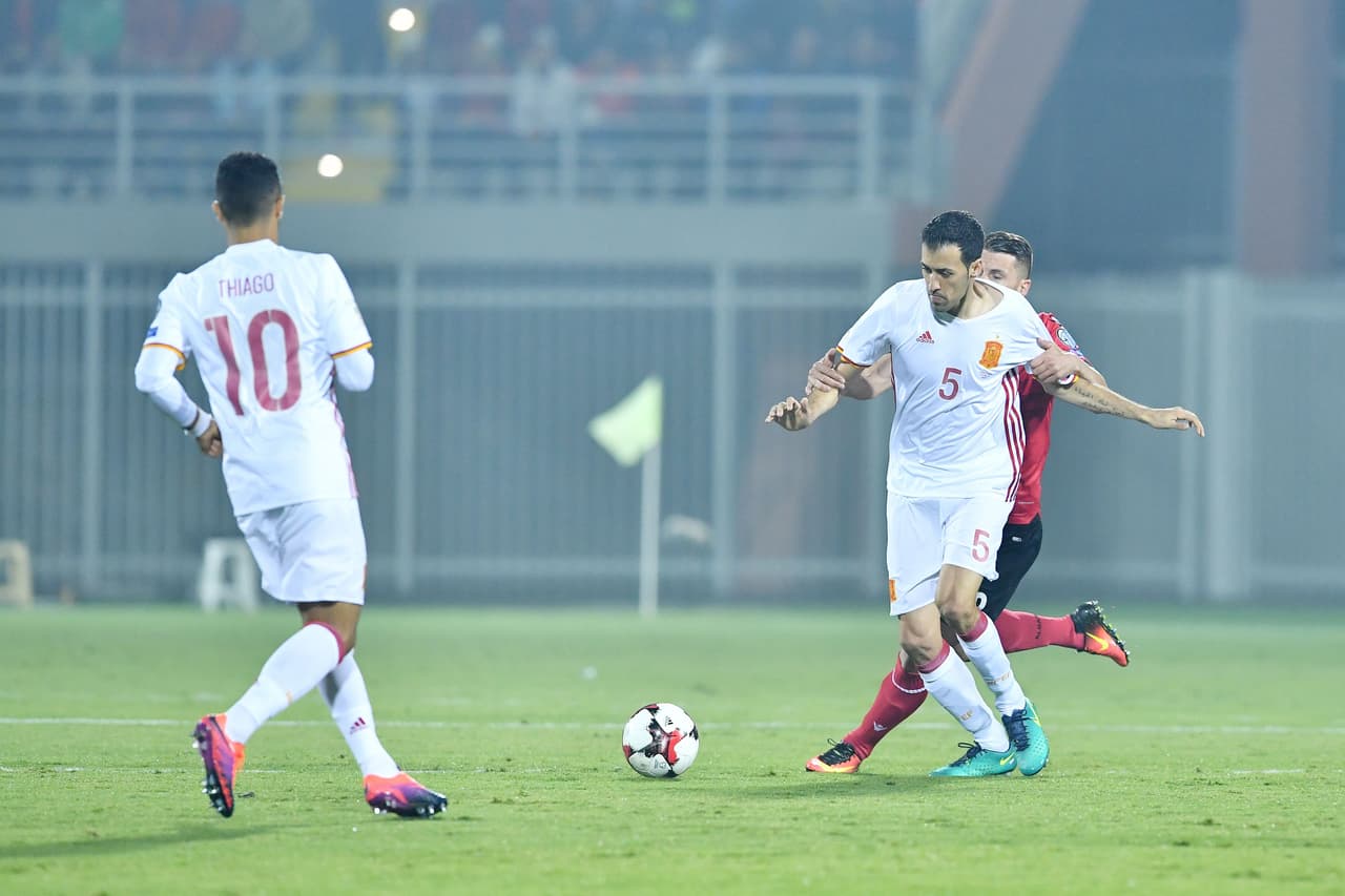 La atención debía de ser máxima en el repliegue. Las ayudas de Busquets al central rápidas en fase defensiva en los pocos segundos que España no tenía la posesión. Llegó a alcanzar el 85%, quizás con demasiados jugadores de un mismo perfil. Koke, Thiago, Iniesta y Silva extienden un estilo pero representan lo mismo.