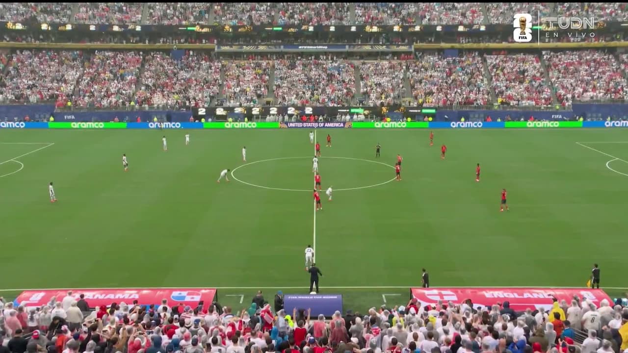 Arranca el partido y la pelota está en juego.