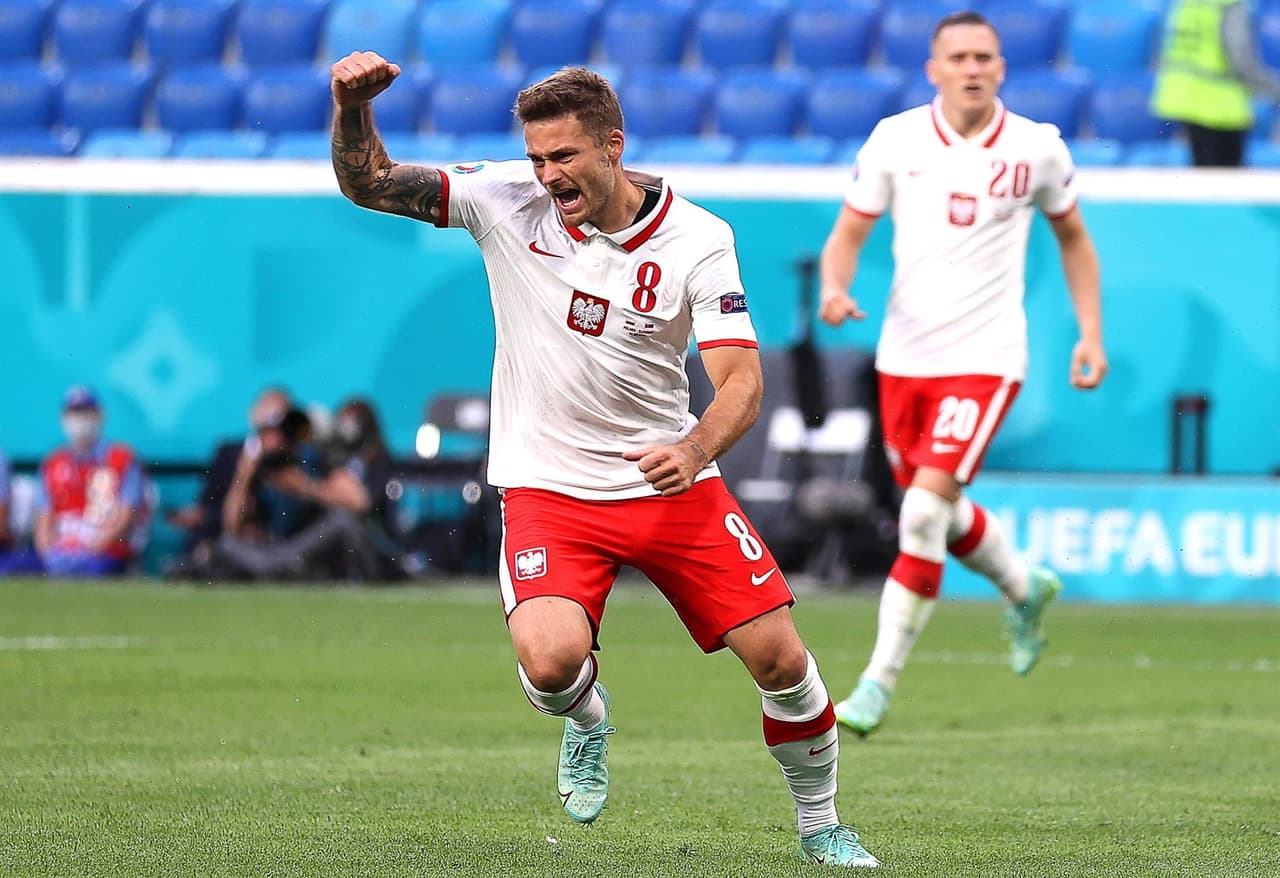 Eslovaquia logra sacar la victoria ante Polonia 2-1 en San Petersuburgo, Rusia. Robert Mak provoca la jugada para el primer gol para los eslovacos y, a segundos de iniciar la segunda parte, Karol Linetty empata el encuentro. El gol del triunfo fue de Milán Skriniar al 69' y consiguen sus primeros tres puntos en el Grupo E de la Euro 2020.