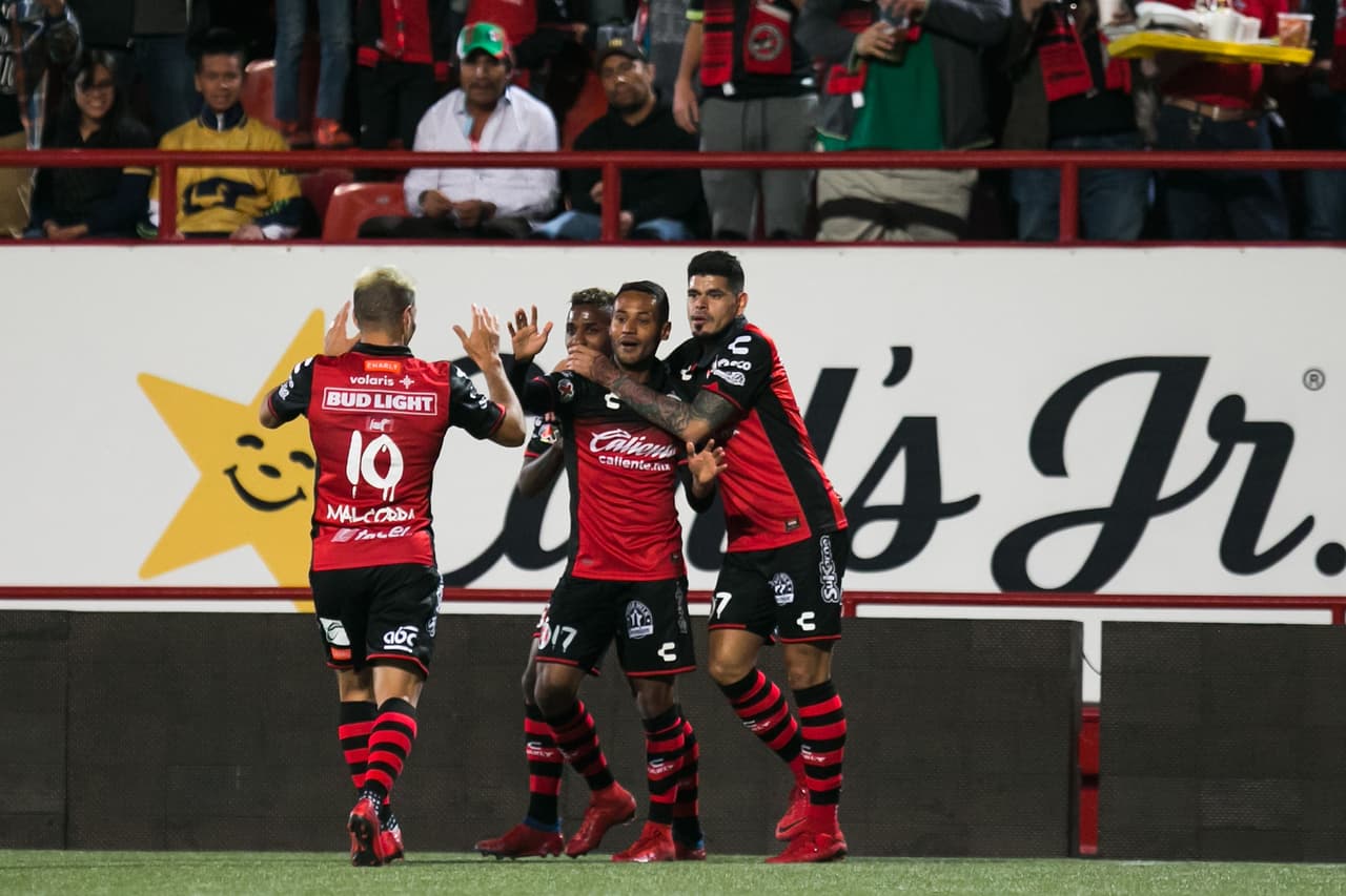La defensa de Pumas intentó retrasar el balón pero quedó suelto y el delantero de Xolos sólo tuvo que empujarlo ante la salida del arquero.