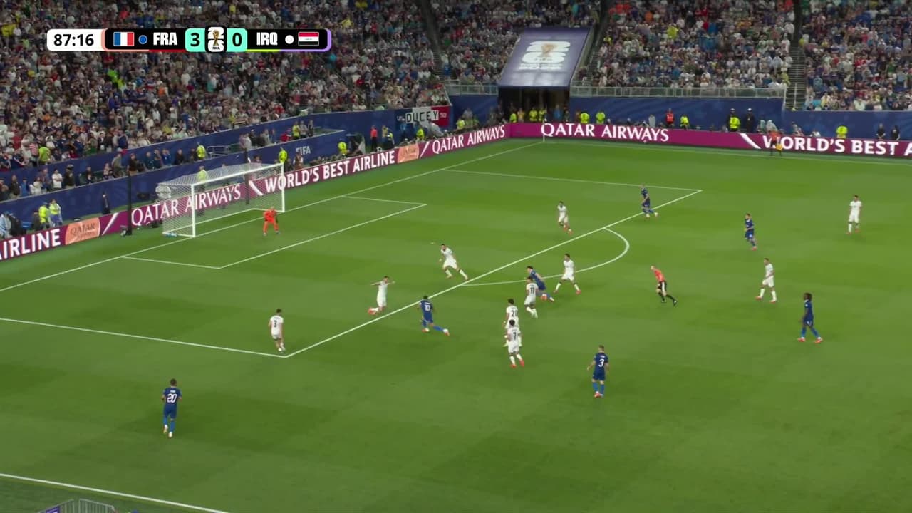 ¡TIRO ATAJADO! disparo por Kylian Mbappé.