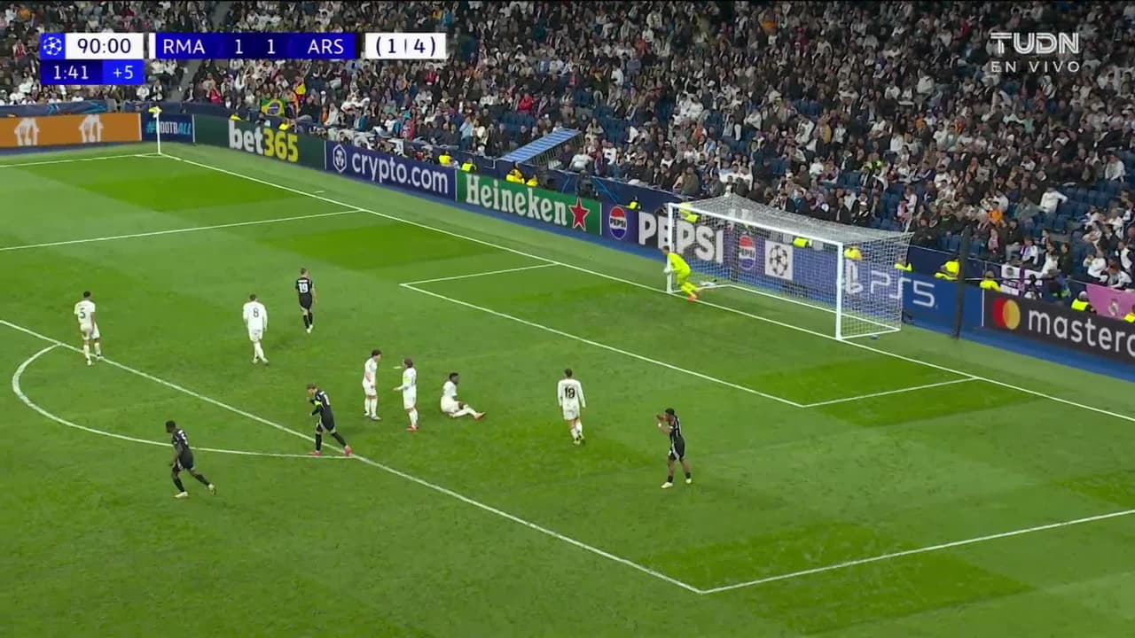 ¡TIRO ATAJADO! disparo por Martin Ødegaard.