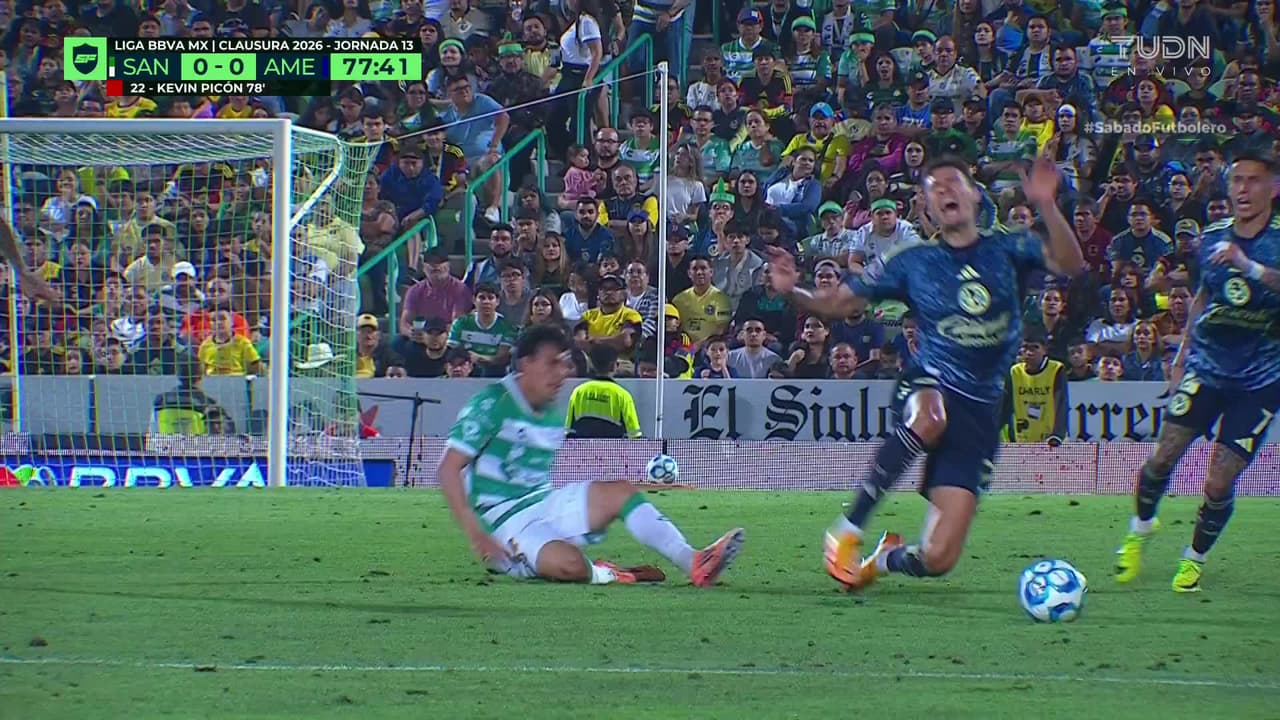 ¡Expulsión! El árbitro saca la roja directa a Kevin Picón.