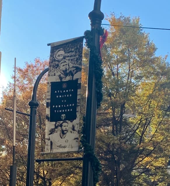 En la semana previa al partido clave, el centro de Atlanta se va engalanando con carteles y referencias al choque del sábado por la noche. (FutbolMLS.com)
