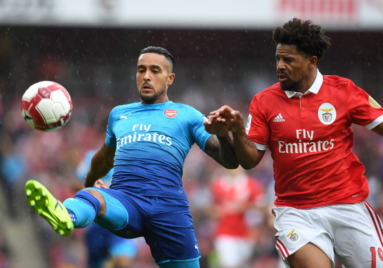 Walcott brilla en el triunfo del Arsenal ante Benfica